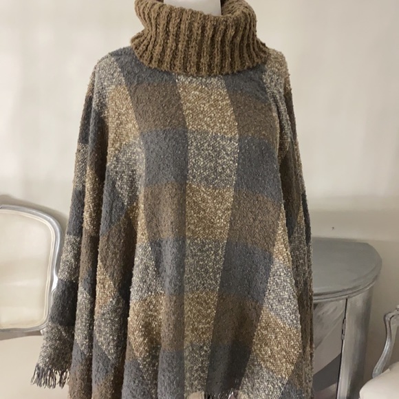 Poncho - Picture 2 of 5